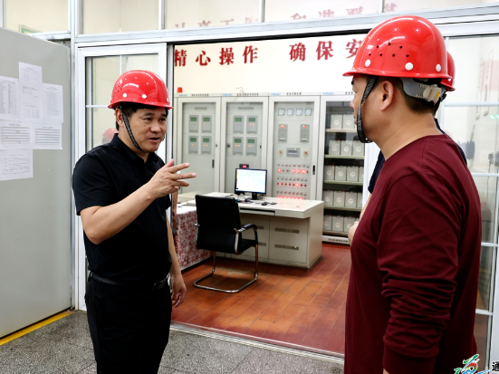 覃歇民督导检查企业安全生产工作