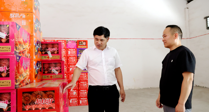 覃歇民：盯紧重点领域 强化责任落实 切实筑牢安全发展屏障