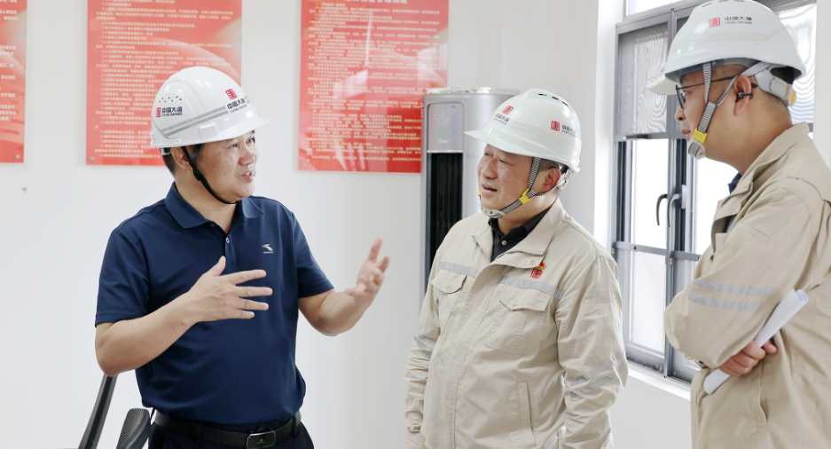 覃歇民开展“企业服务年”走访调研