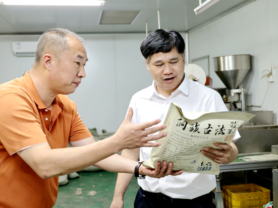 覃歇民开展“企业服务年”走访调研