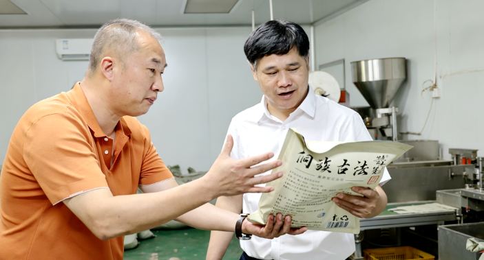 覃歇民开展“企业服务年”走访调研