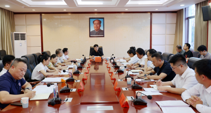 覃歇民主持召开县党代会报告征求意见座谈会