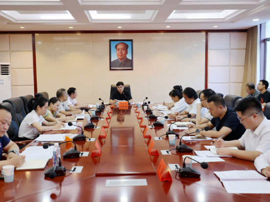 覃歇民主持召开县党代会报告征求意见座谈会