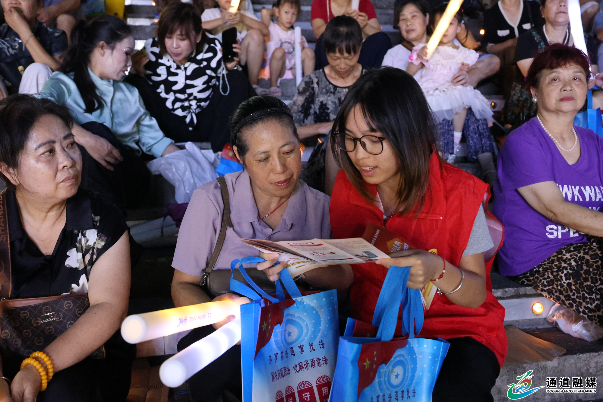 法治邂逅文旅！河畔音乐会解锁夜间普法新场景+(5).png