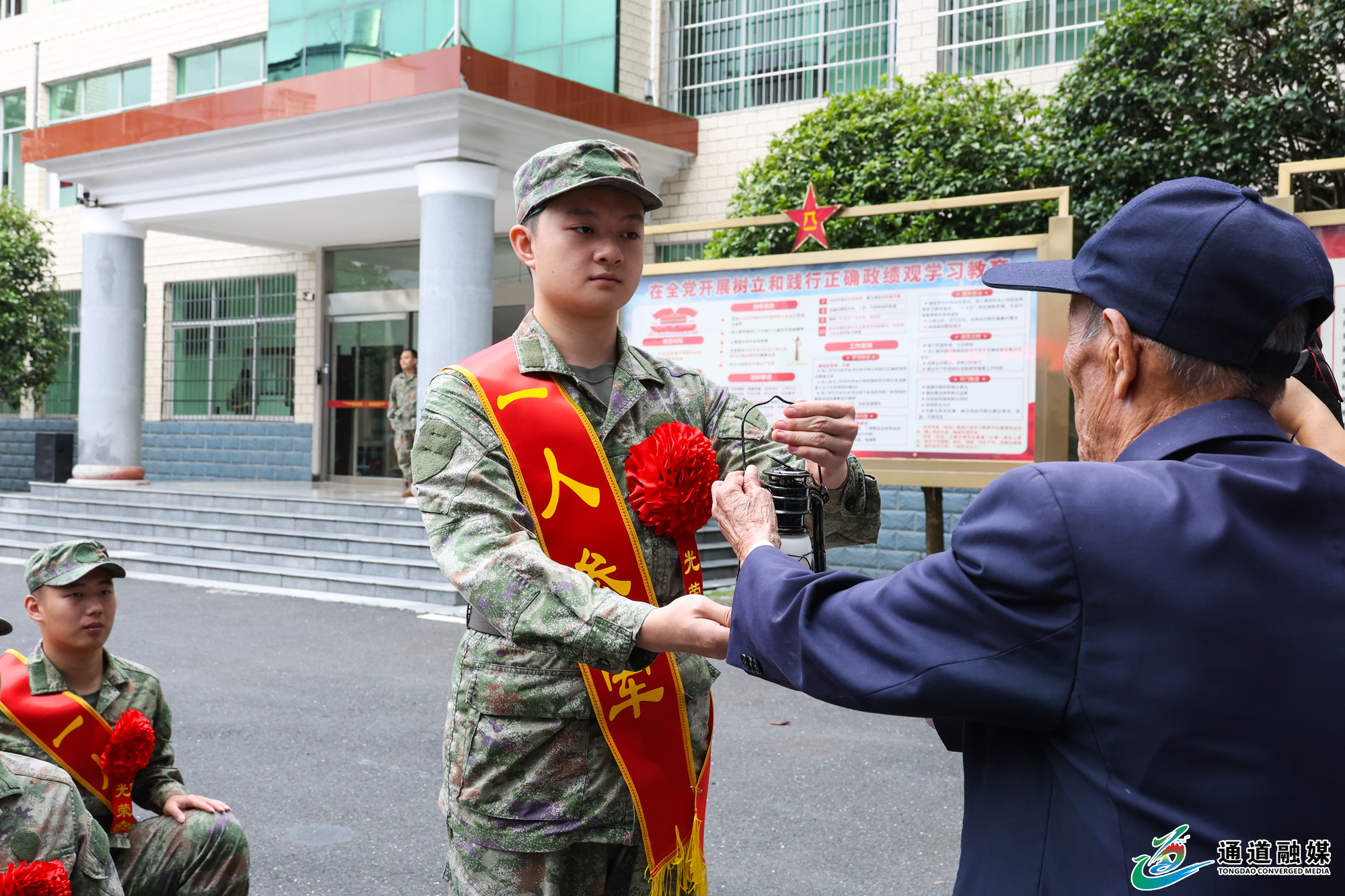 一盏马灯照前路+红色初心励新兵｜通道县2026年秋季新兵入伍欢送会5.png