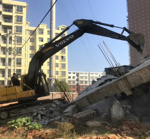 拆违亮剑!向违章建设说“不”