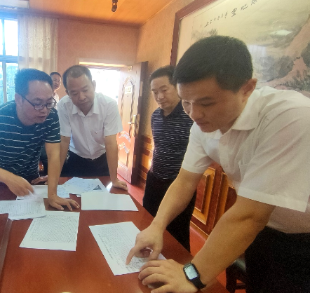 市领导到曲潭街道督导养老保险核查 “回头看”工作