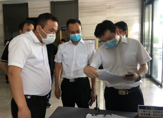 邹雄杰到城区商贸流通领域督查疫情防控工作