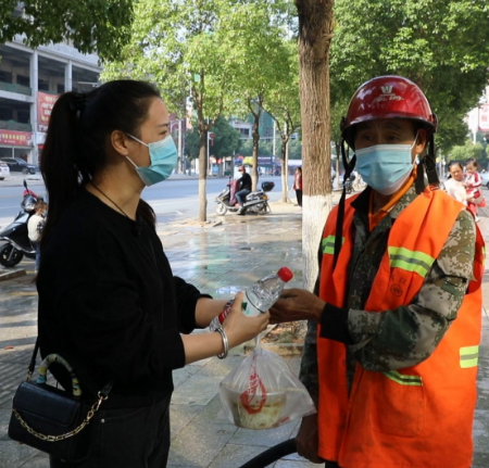 【视频】环卫工人日丨市民送上爱心早餐 致敬“城市美容师”