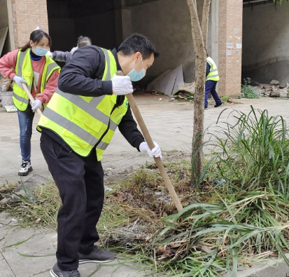 【视频】市宜阳环卫所：清理背街小巷卫生死角 提升市容环境