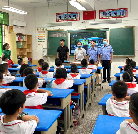 【视频】开学第一课丨交警进校园送交通安全“大礼包”