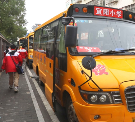 【视频】宜阳小学开通校车接送服务，护航学生安全出行