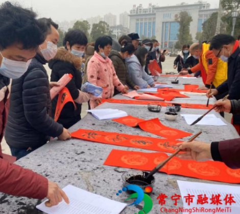 赠春联献爱心  传播民俗文化