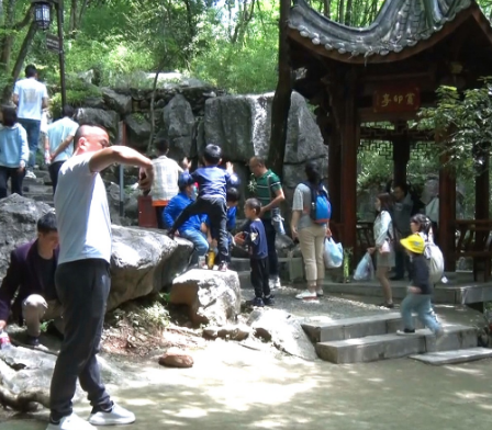 【视频】五一假期中国印山景区人气旺，日接待游客约2万人次