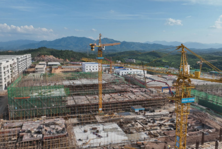 【视频】高温下的劳动者丨湘南纺织产业基地环保设施园：500余名工人不惧“炎”值 推动项目早日竣工