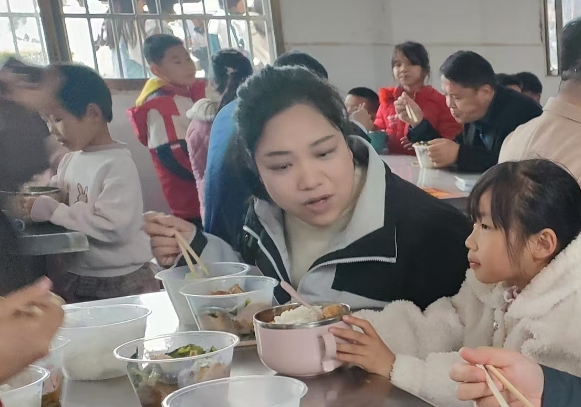 政协调研学生食堂.png