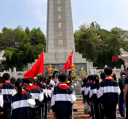 【视频】洋泉镇东桥完小开展清明祭扫活动