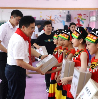 【视频】罗卫华带队开展“六一”儿童节走访慰问活动