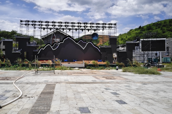 【视频】助力旅发会 常宁欢迎您  湖南（夏季）村晚舞台主体搭建完成
