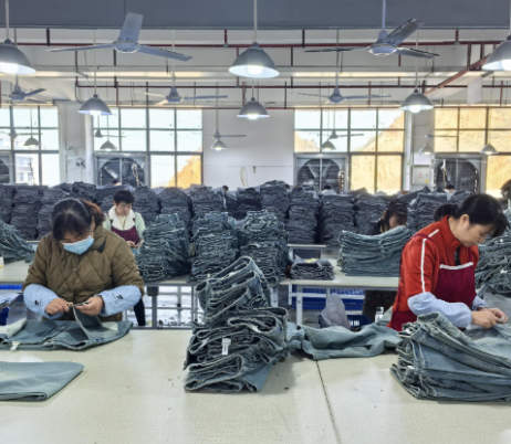 雅轩服装：40万条牛仔裤“奔”向海外