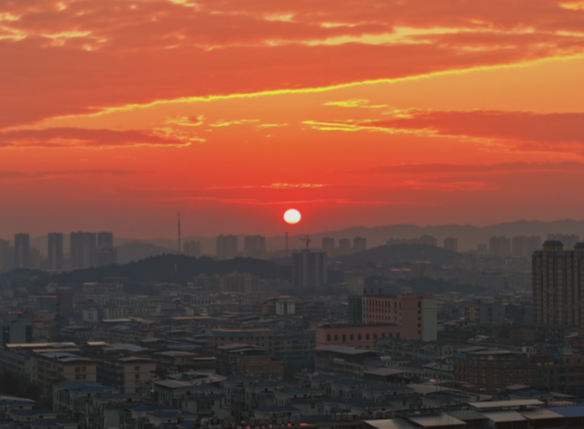 【视频】朝霞染天际 火烧云燃亮城市天际