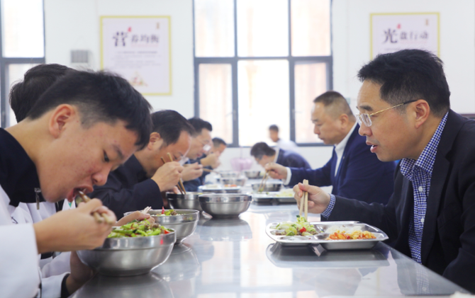 【视频】罗卫华调研督导校园安全工作并与学生共进午餐