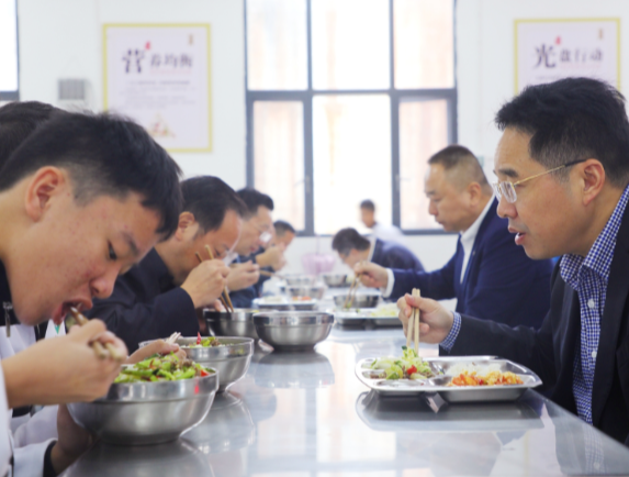 【视频】罗卫华调研督导校园安全工作并与学生共进午餐