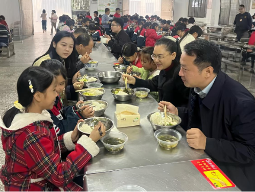 荫田镇:陪餐进校园 守护“舌尖上”的安全