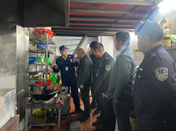 常宁多部门联合夜查 筑牢小餐饮消防安全防线