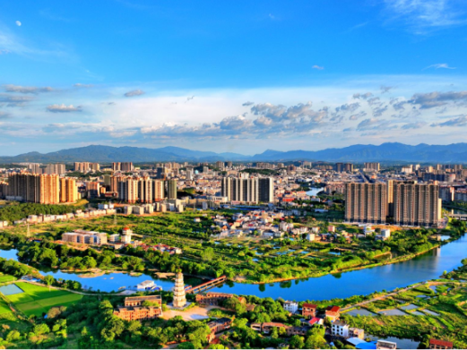 元旦献词丨越过山丘，前方有光