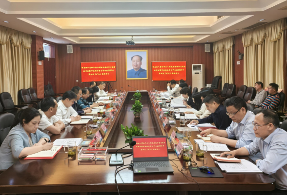 市委深入贯彻中央八项规定精神学习教育读书班暨理论学习中心组（扩大）2025年第四次集体学习  邓艳红主持 