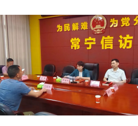 邓艳红到市信访局接待来访群众