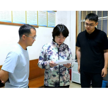 邓艳红暗访值班值守和督导防汛工作