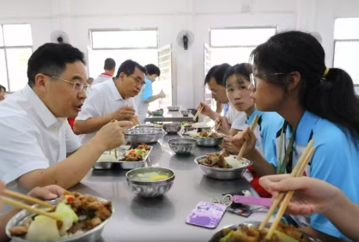 【视频】罗卫华督导校园食品安全 以全链条监管守护师生“舌尖上的安全”