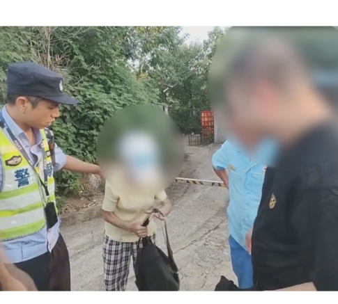 常宁：服务区下车老人误上高速 巡逻民警及时带离