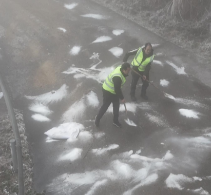 塔山公路结冰 交通部门迅速响应除冰保安全