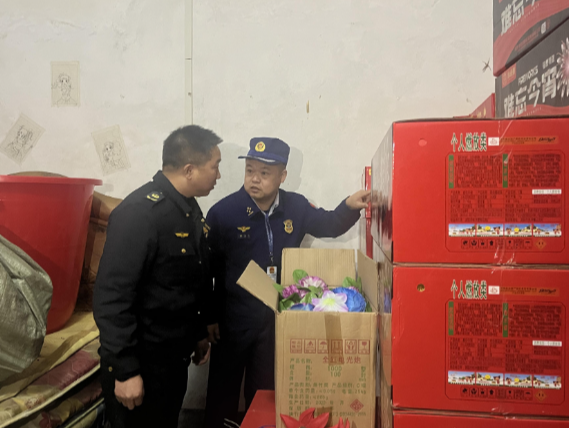 【视频】（曝光台） 零容忍！常宁端掉一居民房内非法烟花爆竹窝点 查获611件