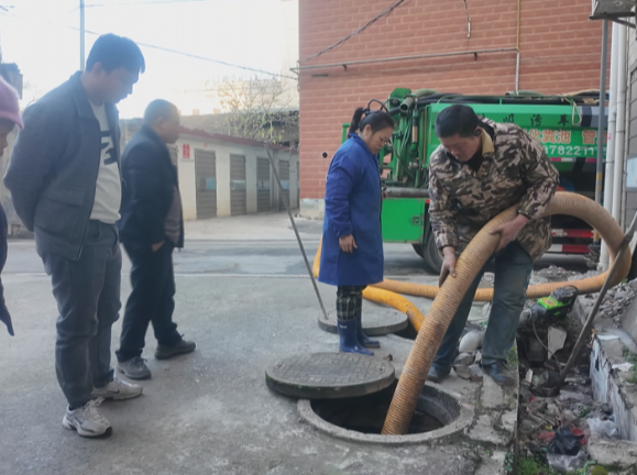 【视频】城市微革命 幸福家门口(97) 污水外溢扰民 城东社区迅速“清堵”暖心
