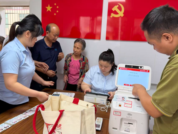 国庆服务不打烊 便民服务暖民心——曲潭街道迴江村开展社保卡便民服务
