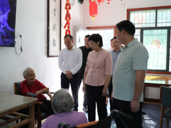 邓艳红调研农村集体“三资”管理暨养老服务突出问题专项整治工作