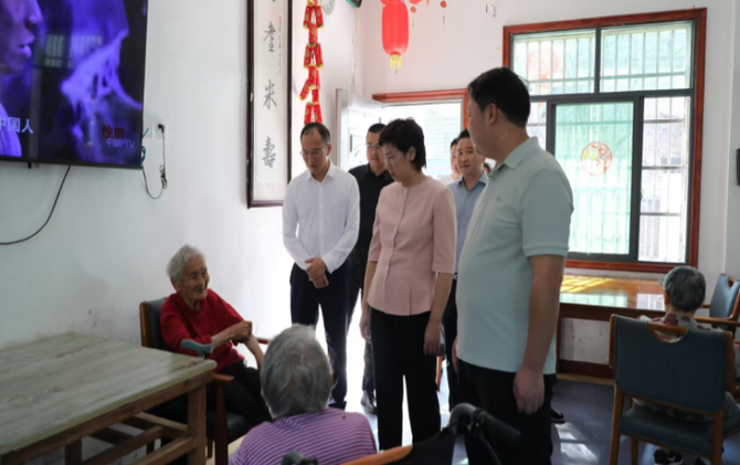 邓艳红调研农村集体“三资”管理暨养老服务突出问题专项整治工作