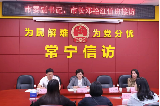 邓艳红到市信访局接待来访群众