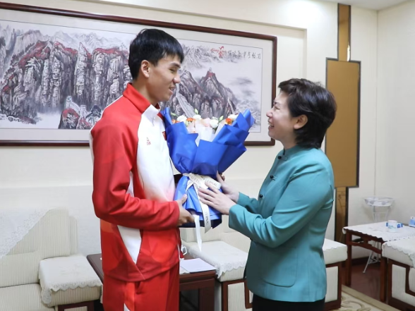 邓艳红会见亚残运会冠军陈世昌