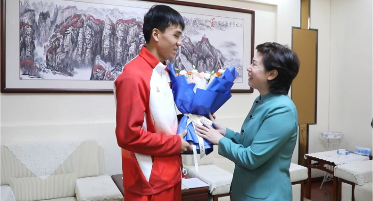 邓艳红会见亚残运会冠军陈世昌