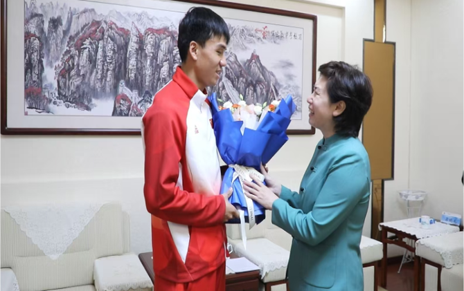 邓艳红会见亚残运会冠军陈世昌