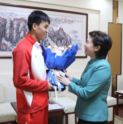 邓艳红会见亚残运会冠军陈世昌