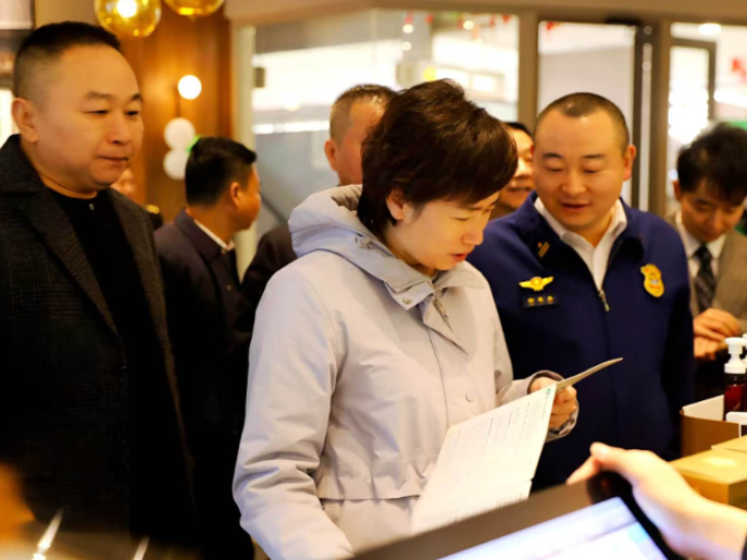 邓艳红走访慰问一线单位 督导安全生产工作 检查节日市场供应