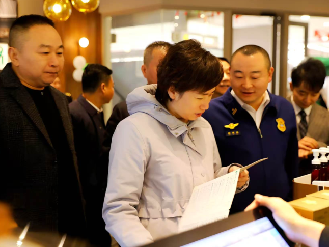 邓艳红走访慰问一线单位 督导安全生产工作 检查节日市场供应