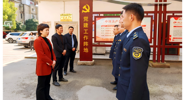 邓艳红走访慰问值班值守工作人员