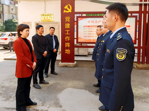 邓艳红走访慰问值班值守工作人员